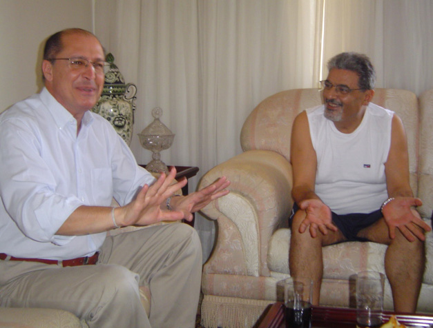 Geraldo Alckmin e Pedro Tobias conversam na residncia do deputado<a style='float:right;color:#ccc' href='https://www3.al.sp.gov.br/repositorio/noticia/03-2008/Tobias 031.jpg' target=_blank><i class='bi bi-zoom-in'></i> Clique para ver a imagem </a>